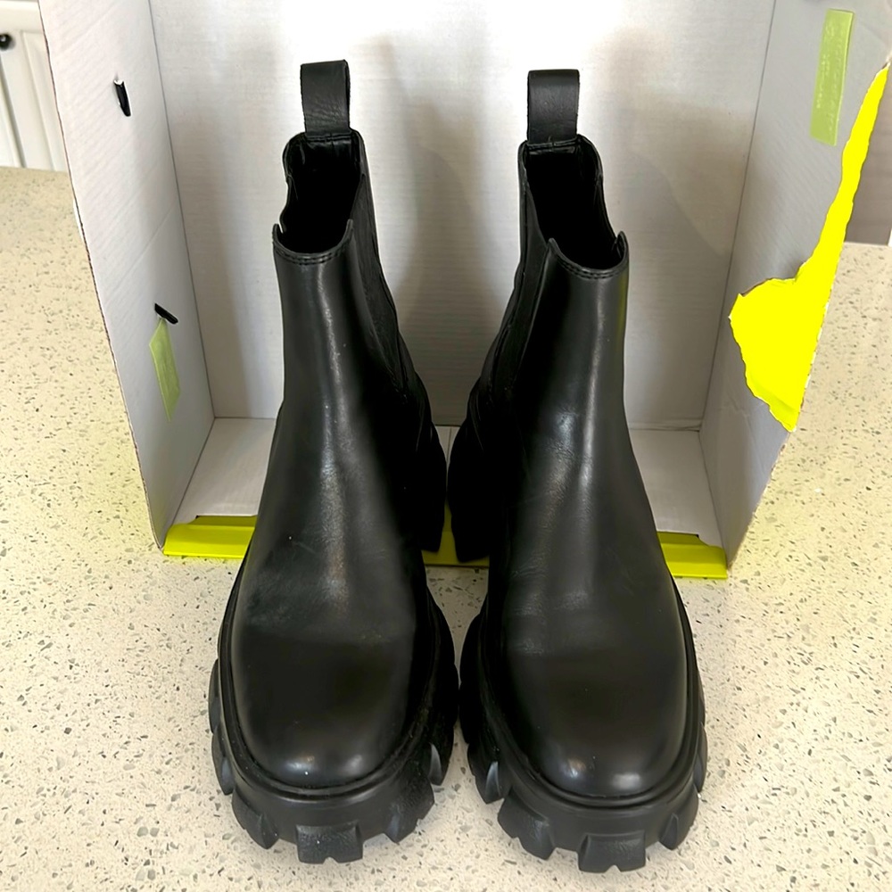 New - Gianni Bini
Rockowitz Leather Chunky Lug Sole Booties